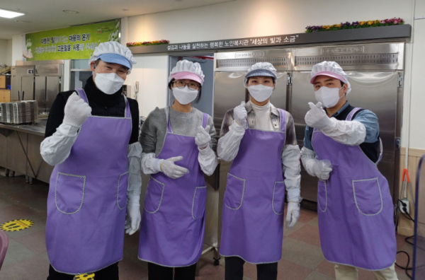 관내 어르신 대상 배식활동 및 정리(10회)